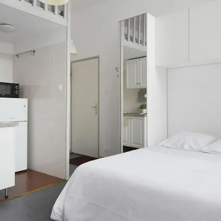 Bright And Quiet Studio In Center - Welkeys Apartmán *