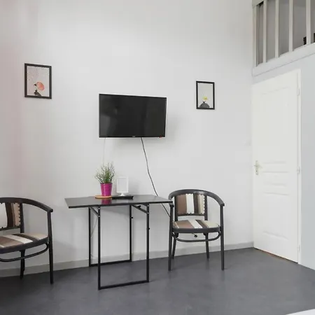 Bright And Quiet Studio In Center - Welkeys